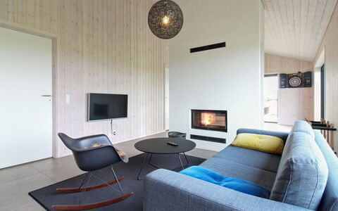 Fannie - 250M from the Sea: Interior Design, Mobilia, Pavimentazione, Pavimento, Parete, Divano, Soggiorno, Legna, Soffitto, Camera