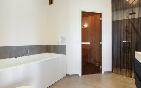 Fannie - 250M from the Sea: Pavimentazione, Pavimento, Parete, Interior Design, Legna, Idraulico Fixture, Bagno, Idraulico, Camera, Soffitto