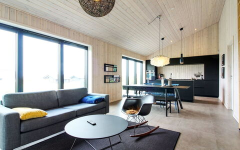 Fannie - 250M from the Sea: Legna, Interior Design, Soffitto, Soggiorno, Pavimentazione, Mobilia, Divano, Pavimento In Legno, Lampada