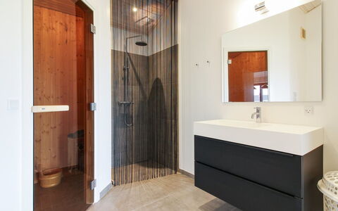 Fannie - 250M from the Sea: Pavimentazione, Pavimento, Interior Design, Legna, Idraulico Fixture, Mobiletto Del Bagno, Soffitto, Bagno, Illuminazione, Idraulico