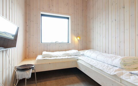 Fannie - 250M from the Sea: Legna, Soffitto, Camera Da Letto, Pavimento, Lenzuolo, Letto, Bedding, Plank, Color Legno, Latifoglie