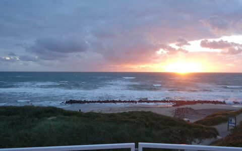 Hillegonde - 84M from the Sea: Cielo, Blu, Orizzonte, Acqua, Corpo D'Acqua, Risorse Idriche, Nube, Mare, Alba