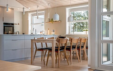 Albina - 844M from the Sea: Mobilia, Pavimentazione, Interior Design, Pavimento, Legna, Pavimento In Legno, Cucina, Soffitto, Controsoffitto, Cucina & Sala Da Pranzo Tavolo