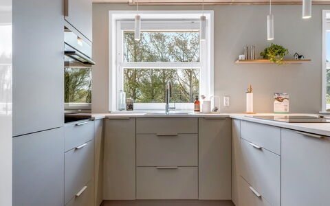 Albina - 844M from the Sea: Cucina, Pavimentazione, Elettrodomestico Da Cucina, Controsoffitto, Cabinetry, Interior Design, Legna, Pavimento, Mobilia, Apparecchio Major