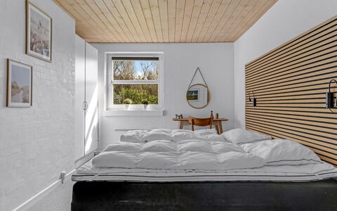 Albina - 844M from the Sea: Camera Da Letto, Letto, Parete, Interior Design, Legna, Bedding, Lenzuolo, Pavimentazione, Soffitto, Mobilia