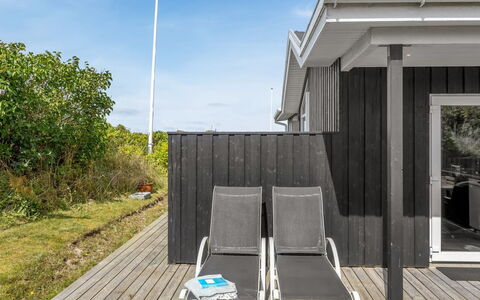 Marjanna - 350M from the Sea: Legna, Plank, Latifoglie, Deck, Shade, Pavimento In Legno, Portico, Color Legno, Raccordo, Design