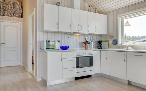 Hubert - 150M from the Sea: Legna, Apparecchio Major, Cucina, Pavimentazione, Elettrodomestico Da Cucina, Interior Design, Casa, Controsoffitto, Pavimento, Camera