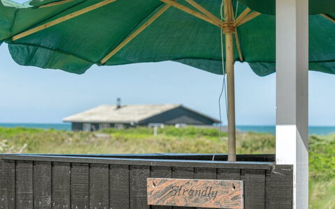 Hubert - 150M from the Sea: Casa, Casa, Porta, Tetto, Villetta, Estate, Giardino, Shade, Raccordo, Cortile