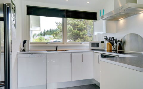 Aiyana - 530M from the Sea: Cucina, Elettrodomestico Da Cucina, Controsoffitto, Interior Design, Cabinetry, Apparecchio Major, Pavimentazione, Elettrodomestico, Casa, Illuminazione