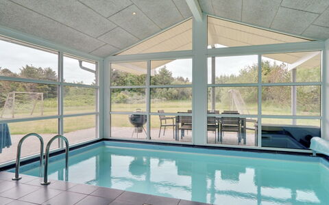 Aiyana - 530M from the Sea: Piscina, Pavimentazione, Soffitto, Materiale Composito, Pavimento, Ricorrere, Shade, Bicchiere, Sedia, Design