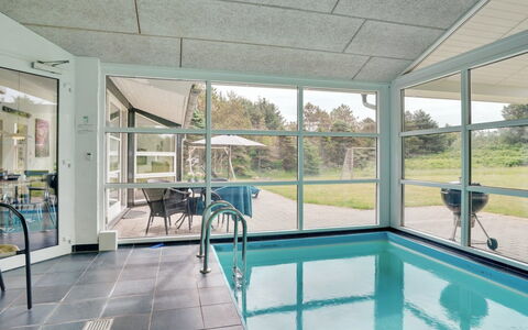 Aiyana - 530M from the Sea: Piscina, Pavimentazione, Soffitto, Porta, Pavimento, Materiale Composito, Shade, Ricorrere, Sedia, Bicchiere