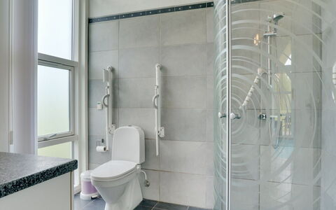 Aiyana - 530M from the Sea: Pavimentazione, Interior Design, Bagno, Pavimento, Idraulico Fixture, Gabinetto, Idraulico, Casa, Doccia, Soffione Doccia
