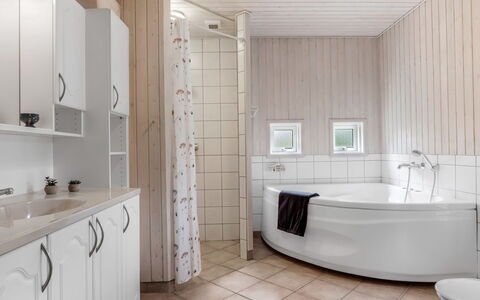 Hauke - 478M from the Sea: Pavimentazione, Idraulico Fixture, Interior Design, Pavimento, Bagno, Lavello, Rubinetto, Soffitto, Vasca Da Bagno, Idraulico