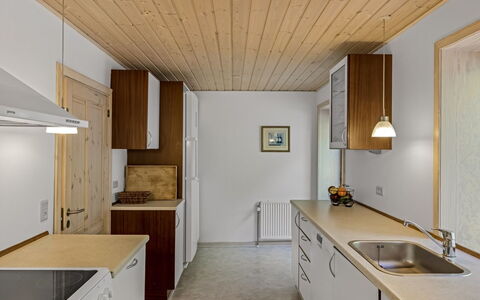 Etta - 957M from the Sea: Cucina, Controsoffitto, Interior Design, Pavimentazione, Soffitto, Legna, Elettrodomestico Da Cucina, Cabinetry, Pavimento, Mobilia