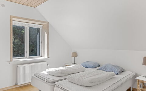 Etta - 957M from the Sea: Legna, Mobilia, Interior Design, Pavimentazione, Pavimento, Tessile, Camera Da Letto, Illuminazione, Biancheria, Letto
