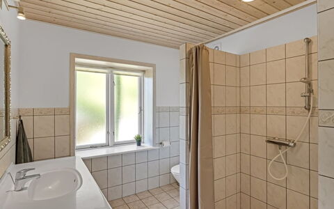 Etta - 957M from the Sea: Pavimentazione, Legna, Interior Design, Pavimento, Idraulico Fixture, Soffitto, Camera, Idraulico, Rubinetto, Bagno