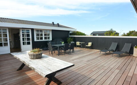 Halsten - 551M from the Sea: Blu, Arbusto, Villetta, Groundcover, Giardino, Estate, Shade, Landscaping, Agriturismo, Eco Hotel