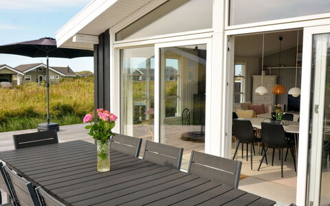 Halsten - 551M from the Sea: Blu, Arbusto, Villetta, Groundcover, Giardino, Estate, Shade, Landscaping, Agriturismo, Eco Hotel