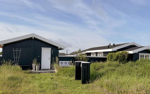 Halsten - 551M from the Sea: Blu, Arbusto, Villetta, Groundcover, Giardino, Estate, Shade, Landscaping, Agriturismo, Eco Hotel