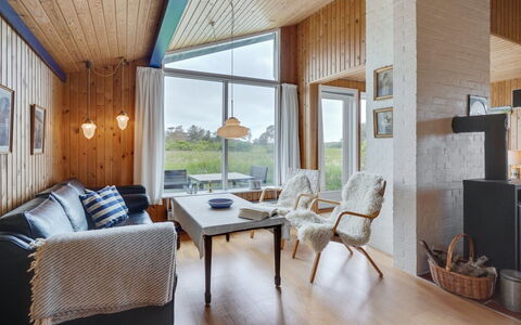 Øgrim - 204M from the Sea: Mobilia, Interior Design, Sedia, Pavimentazione, Tavolo, Ricorrere, Pavimento, Soffitto, Camera, Eco Hotel