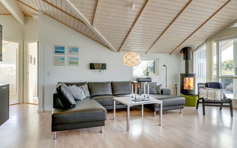 Aria - 1.2Km from the Sea: Interior Design, Mobilia, Divano, Pavimentazione, Soggiorno, Legna, Pavimento, Soffitto, Pavimento In Legno, Illuminazione