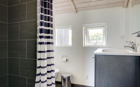 Aria - 1.2Km from the Sea: Bagno, Parete, Interior Design, Pavimentazione, Idraulico Fixture, Pavimento, Illuminazione, Idraulico, Gabinetto, Soffitto