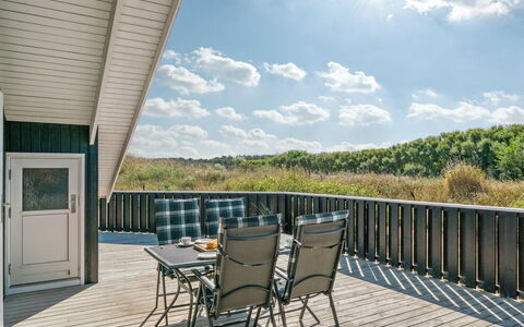 Aria - 1.2Km from the Sea: Legna, Latifoglie, Portico, Plank, Deck, Color Legno, Pavimento In Legno, Shade, Sedia, Balcone