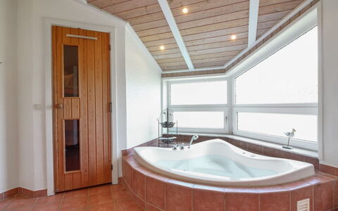 Carlina - 1.3Km from the Sea: Pavimentazione, Interior Design, Idraulico Fixture, Vasca Da Bagno, Soffitto, Pavimento, Illuminazione, Bagno, Idraulico, Camera