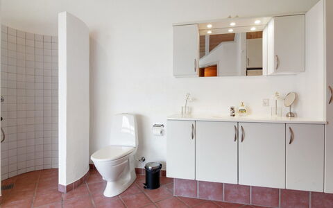 Carlina - 1.3Km from the Sea: Lavandino Del Bagno, Idraulico Fixture, Lavello, Pavimentazione, Pavimento, Bagno, Interior Design, Rubinetto, Gabinetto, Idraulico