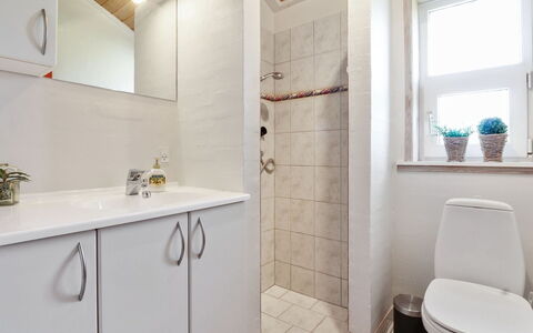 Carlina - 1.3Km from the Sea: Bagno, Idraulico Fixture, Pavimentazione, Parete, Interior Design, Pavimento, Lavello, Mobiletto Del Bagno, Rubinetto, Gabinetto