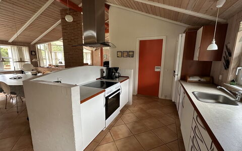 Carlina - 1.3Km from the Sea: Architettura, Tetto, Casa, Materiale Composito, Illuminazione Diurna, Raccordo, Driveway
