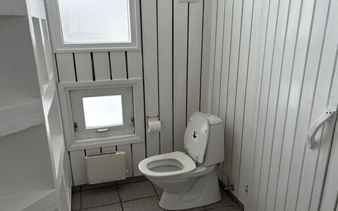 Ilmo - 950M from the Sea: Toilet Seat, Gabinetto, Idraulico Fixture, Pavimentazione, Bagno, Pavimento, Idraulico, Piastrella