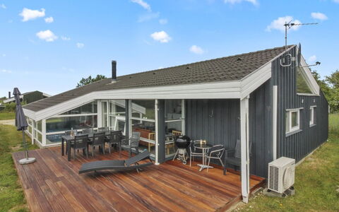 Ilmo - 950M from the Sea: Legna, Tetto, Casa, Villetta, Latifoglie, Shade, Estate, Raccordo, Portico, Design