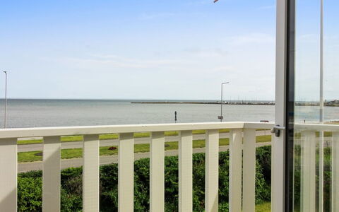 Kosara - 50M from the Sea: Architettura, Tetto, Casa, Materiale Composito, Illuminazione Diurna, Raccordo, Driveway