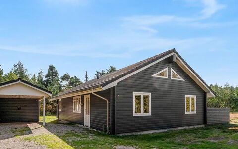 Jurgis - 300M from the Sea: Zona Residenziale, Arbusto, Casa, Casa, Giardino, Estate, Shade, Landscaping, Prato