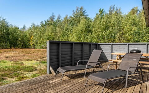 Jurgis - 300M from the Sea: Zona Residenziale, Arbusto, Casa, Casa, Giardino, Estate, Shade, Landscaping, Prato