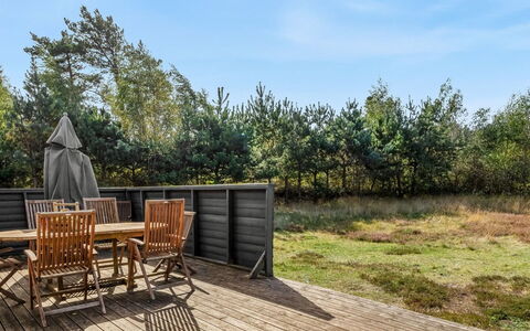 Jurgis - 300M from the Sea: Zona Residenziale, Arbusto, Casa, Casa, Giardino, Estate, Shade, Landscaping, Prato