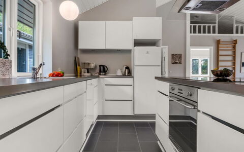 Jurgis - 300M from the Sea: Cucina, Controsoffitto, Elettrodomestico Da Cucina, Interior Design, Pavimentazione, Apparecchio Major, Cabinetry, Soffitto, Legna, Pavimento