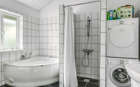 Ellie - 300M from the Sea: Pavimentazione, Interior Design, Idraulico Fixture, Pavimento, Bagno, Idraulico, Soffitto, Piastrella, Lavello, Rubinetto