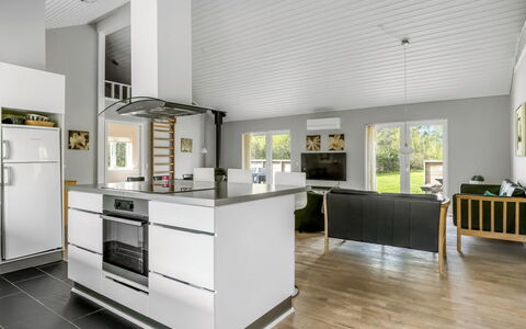 Ellie - 300M from the Sea: Pavimentazione, Cucina, Interior Design, Soffitto, Controsoffitto, Elettrodomestico Da Cucina, Pavimento, Apparecchio Major, Cabinetry, Mobilia