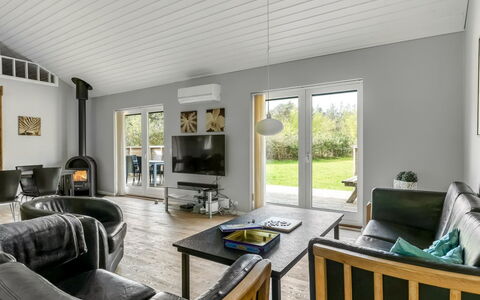 Ellie - 300M from the Sea: Interior Design, Pavimentazione, Soffitto, Legna, Divano, Pavimento, Mobilia, Soggiorno, Pavimento In Legno