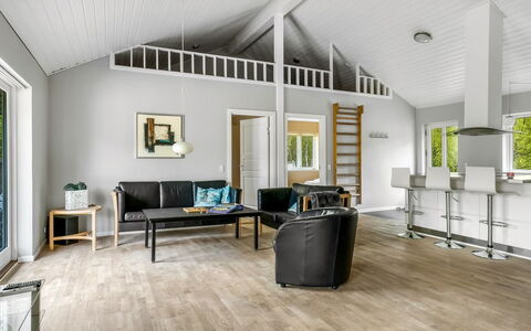 Ellie - 300M from the Sea: Pavimentazione, Legna, Pavimento, Pavimento In Legno, Interior Design, Soffitto, Pavimento Laminato, Casa, Soggiorno, Camera