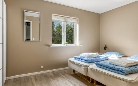 Ellie - 300M from the Sea: Parete, Interior Design, Pavimento, Pavimentazione, Camera Da Letto, Legna, Letto, Soffitto, Camera, Illuminazione