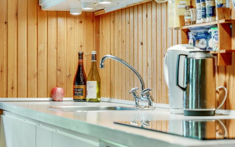 Asmod - 300M from the Sea: Legna, Cucina, Controsoffitto, Interior Design, Elettrodomestico Da Cucina, Pavimentazione, Illuminazione, Cabinetry, Casa, Idraulico Fixture
