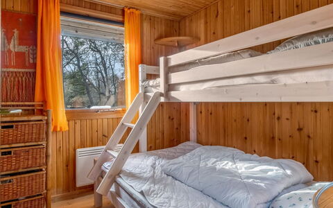 Asmod - 300M from the Sea: Legna, Camera Da Letto, Color Legno, Soffitto, Latifoglie, Casa, Letto, Plank, Lenzuolo, Bedding