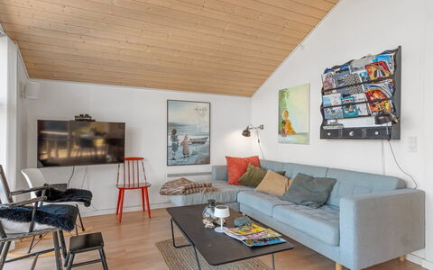 Tishon - 100M from the Sea: Interior Design, Mobilia, Divano, Pavimentazione, Parete, Pavimento, Legna, Soggiorno, Soffitto, Camera