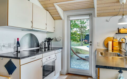 Tishon - 100M from the Sea: Legna, Cucina, Pavimentazione, Interior Design, Controsoffitto, Elettrodomestico Da Cucina, Apparecchio Major, Pavimento, Casa, Idraulico Fixture