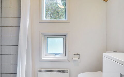Tishon - 100M from the Sea: Parete, Pavimentazione, Interior Design, Legna, Pavimento, Soffitto, Idraulico Fixture, Bagno, Camera, Casa