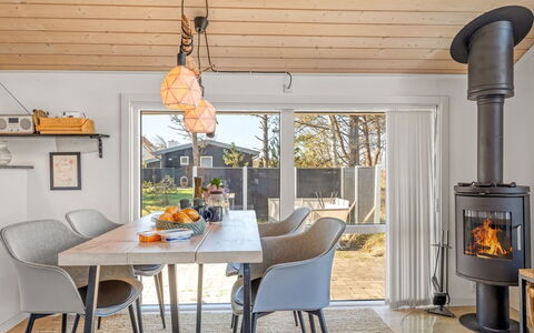 Tishon - 100M from the Sea: Pavimentazione, Interior Design, Mobilia, Legna, Pavimento, Pavimento In Legno, Cucina & Sala Da Pranzo Tavolo, Soffitto, Sala Da Pranzo, Casa