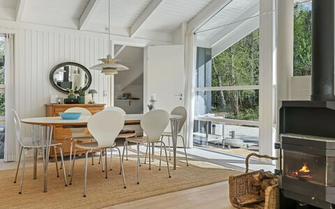 Ran - 600M from the Sea: Interior Design, Mobilia, Pavimentazione, Legna, Soffitto, Pavimento, Sedia, Lampada, Illuminazione, Soggiorno
